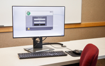 Computer with keyboard, mouse, and monitor showing the login screen.