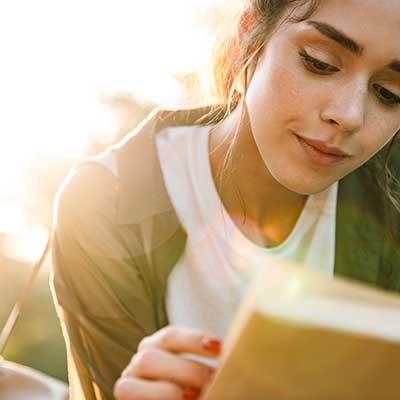 una fotografía de una mujer leyendo